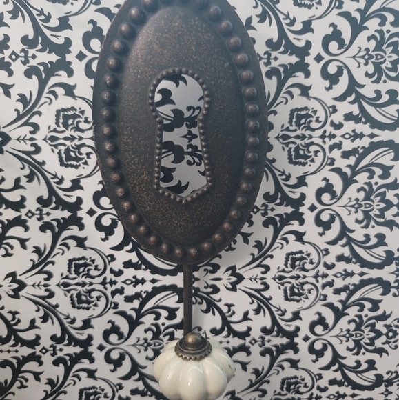 Rustic Hanging Keyhole - Picture 2 of 7